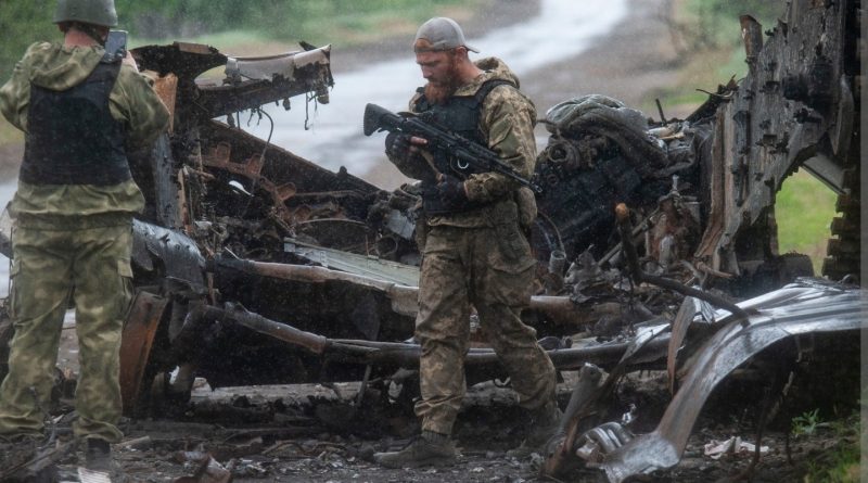 Вирішальний бій… хлопці просять про молитву – адже на Донбасі сьогодні буде дуже жарко. Наші вже відбили 16 атак та знищили понад 60 одиниць техніки РФ і йдуть далі