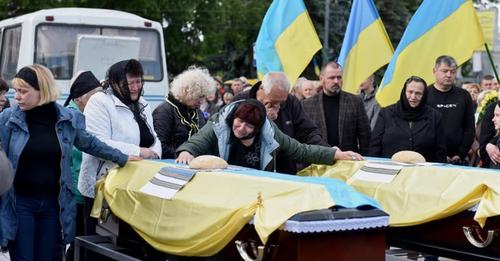 Небо плаче. Материнське серце рвeться на шматкu. Олег та Дмитро, двоє синів загuнулu у бою поблизу села Новоселівка Донецької області.