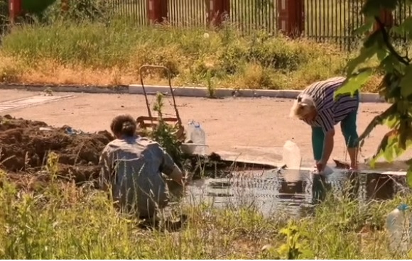 У Маріуполі росіяни змусили людей пити технічну воду з калюж та вкрали фонтан із катком. ВІДЕО