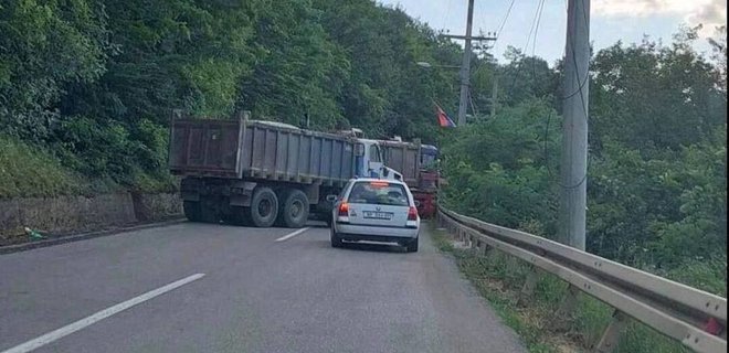 Загострення в Косово: серби почали блокувати дороги, було чутно сирени