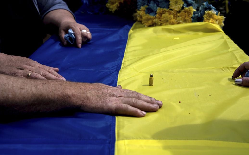 Бояться навіть мертвими: на окупованих територіях росіяни викопують труни загиблих українських воїнів