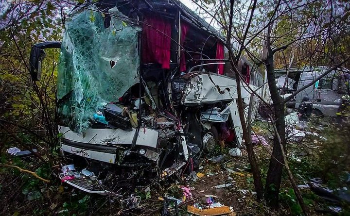 Звістка з Закарпаття сколиxнула Укpаїну! У pейсовий автобус влетіла вaнтажівка, є загuблі та поpанені ФОТО