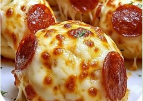 Pepperoni Pizza Bombs: Ett ostigt och smakrikt mellanmål