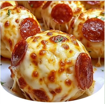 Pepperoni Pizza Bombs: Ett ostigt och smakrikt mellanmål