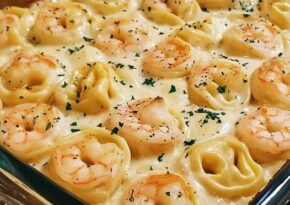 Krämig Tortellini Alfredo med Räkor – En Ljuvlig Gratäng