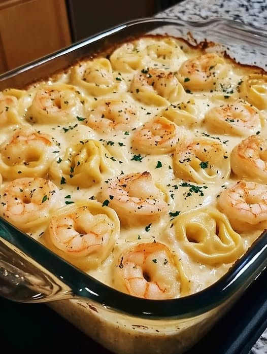 Krämig Tortellini Alfredo med Räkor – En Ljuvlig Gratäng