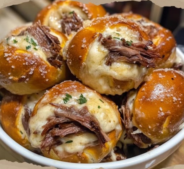 Rökt bringa och ölost i pretzelbomber – det perfekta festsnackset