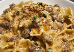 Krämig pasta med nötfärs, vitlök och parmesan. Recept