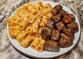 Cajunstek i krämig parmesanrigatoni – en smakrik komfortklassiker