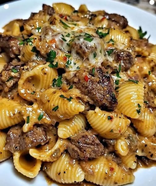 Krämiga paprikapastabitar med biff. Recept