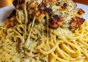 Krämig Cajun-kycklingspaghetti med vitlöks- och mozzarellasås