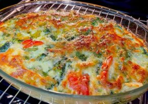 Krämig ugnsbakad broccoli med tomater och grönkål