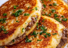 Potatispannkakor med kryddig köttfyllning