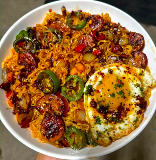 Kryddig nudelskål med jalapeño-korv, cheddarost och stekt ägg