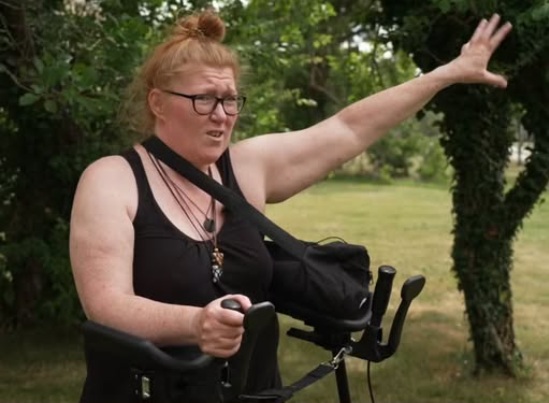 Uhelbredeligt syg mor tør ikke gå ud i sin have i Odense